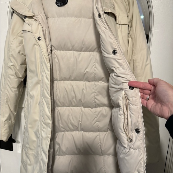 Women’s The North Face down parka - Picture 5 of 9